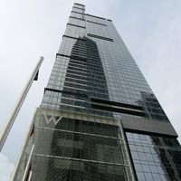 昼間の外観は地味な「W香港」です
