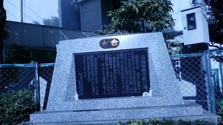 こんなところに歴史を思わせる石碑が。