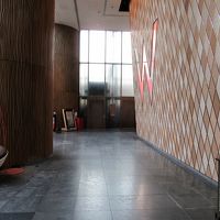 「エレメンツ」直結のウェルカムロビー、Wの文字が燃えてます 