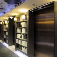 客室フロアのエレベーターホール、昇降ボタンが分かりますか？