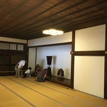 広間と展示されている鎧武