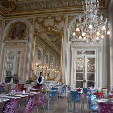 シャンデリアが素敵な明るい店内です。