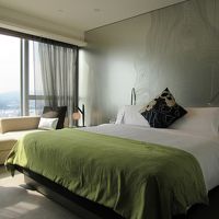 素晴らしいベッド、サイドテーブルのダイヤル式ラジオは遊び心