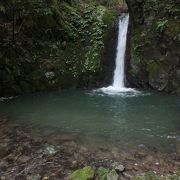 県最古の地層の渓谷とびっくりするハウス