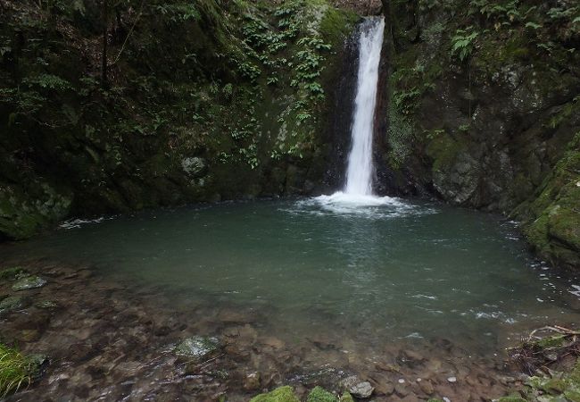 県最古の地層の渓谷とびっくりするハウス