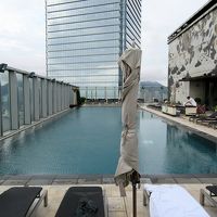 世界屈指、７６階にあるスイミングプール、これも凄い！