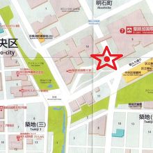 記念碑は、聖路加国際大学と聖路加病院の間に置かれています。