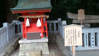 赤い小さな祠