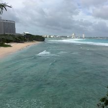 波が高くビーチに人影は少ない