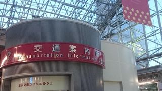 駅出てすぐにバス停があります。