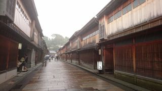 雨でも多くの観光客が来ていました。