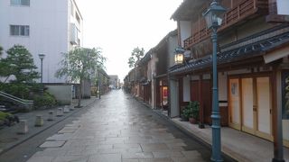 雨が降っていても美しい茶屋街です。