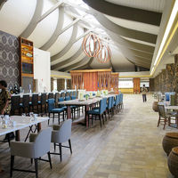 一階のロビー奥にはレストラン＆バー