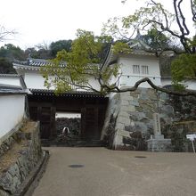 堂々たる姿を見せる御門