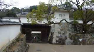 脇坂家の歴史遺産の門が残る