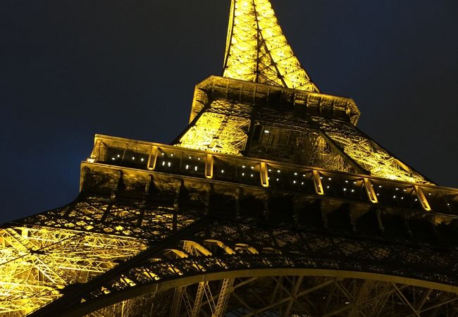 あなたはこのエッフェル塔よりでかいの？ エッフェル タワー – BEVERLY