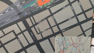 レトロな照明とモダンな天井