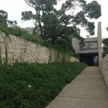 入り口へ続く道