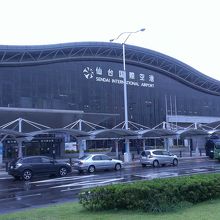 空港ビル（空港前駅から見たビル）