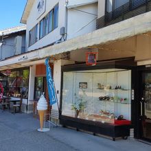 厳島神社の出口を出てすぐのあたりです