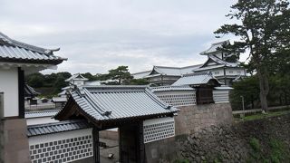 街中にあり、兼六園と向かい合っています。