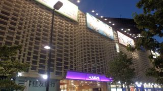 新橋駅前の特徴的なビル