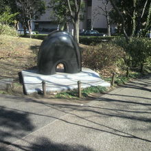 聖路加国際大学の敷地内に置かれている立教学院発祥の地の碑です