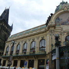 市民会館と火薬塔が目印