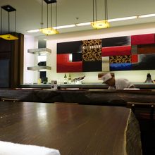 お酒を飲みたくなる内装です．