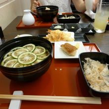 スダチうどんのランチセットです．