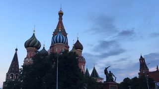 グム百貨店のとなり