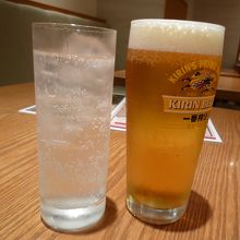 ライチ酒のソーダ割りと生ビール中ジョッキ