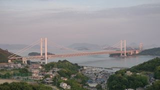 瀬戸内海の島々に架かって本州と四国とつなぐ美しい橋