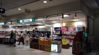 空港の便利ショップ
