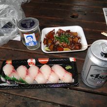 地魚のズケとイサキの寿司、缶ビール、日本酒で１３００円程。