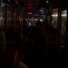 消灯され、街灯の明かりが入るのみ。