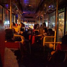 ノイズが多いですが、明るく撮影。通路（床）に荷物が置かれてい