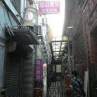 入口の写真です。右は龍山寺の壁です。