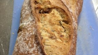 本店にはパンもあります