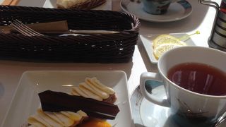 真夏は奥のテラス席がすこし暑いかも