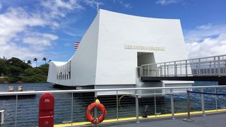 今でもオイルが流れ出ている戦艦アリゾナ。