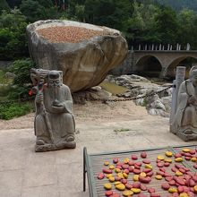 赤や黄色の石がのっかるといいことがあるらしい