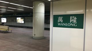 吹き抜けのコンコースで開放感のある駅