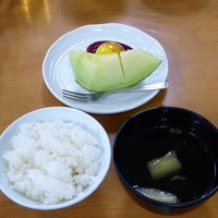 1日目夕食（ご飯、吸い物、メロン）