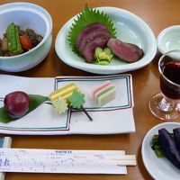 2日目夕食（筑前煮、桜肉たたきなど）