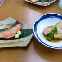 2日目夕食（サーモン西京焼き、湯葉海老団子揚げ浸し）