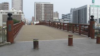 紫川にかかる木の橋