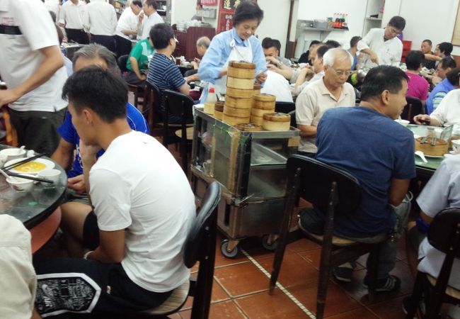 点心は注文票を持ち、自分でワゴンに行ってゲットする。