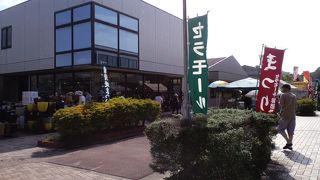 陶器のお店がたくさん集まっている