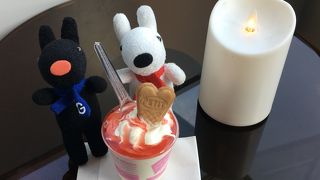 飛行機の離発着が眺められるカフェ